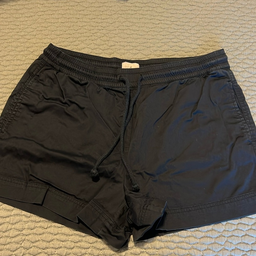 Elastic waist short with pockets.